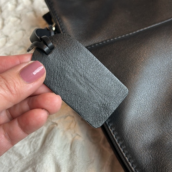 NWOT Levenger Soft Genuine Leather w/ suede strip Crossbody Messenger Bag - Picture 13 of 17